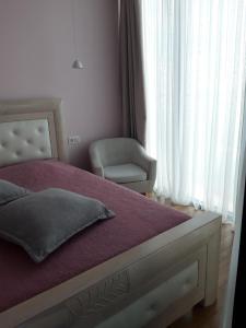 1 bedroom apartment with sea and river views