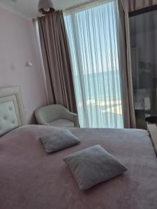 1 bedroom apartment with sea and river views