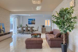 Villa Laura by Briskva