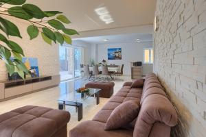 Villa Laura by Briskva