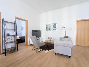 New Town 2 BDR, free coffee