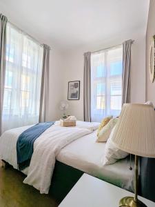 New Town 2 BDR, free coffee