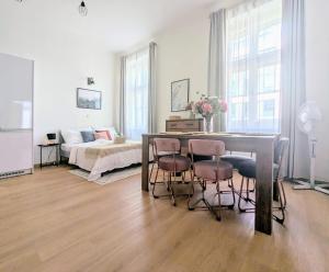 New Town 2 BDR, free coffee