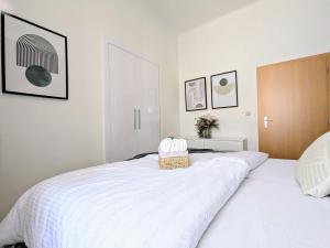 New Town 2 BDR, free coffee