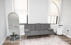 Emerald Room at Brighton Beach 2Min Walk to Ocean n Subway Chic Stay