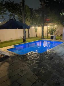 Casa com Piscina, Churrasqueira e Quartos amplos