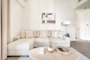 1-Bed at Creek Beach with Pool, Gym and Balcony