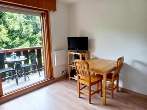 Appartements Sur le T M B centre village studio lumineux : Appartement 1 Chambre