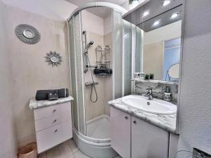 Appartements Rez de jardin privatif a 150m de la mer : photos des chambres