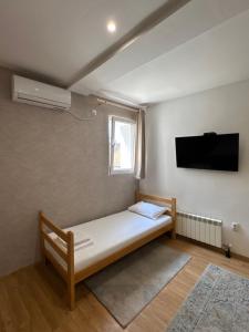 Apartments and Rooms L E F T RIVER Belgrade