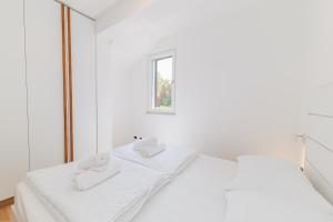 Sunny Side Casa by Belmont Realty