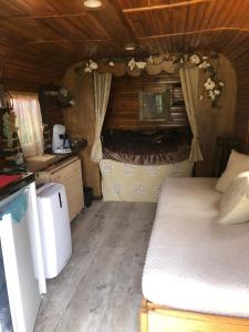 Roulotte au bord du canal du midi argeliers