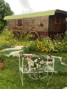 Roulotte au bord du canal du midi argeliers