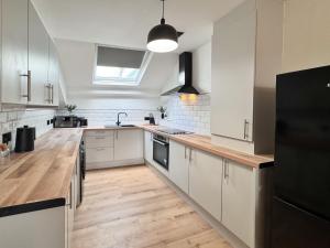 City Retreat on Queen Street by Week2Week