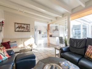 Bungalow in Sint Maartenszee near Beach
