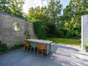 Bungalow in Sint Maartenszee near the beach