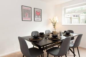 Family Getaway - 3BR Home & Driveway Parking