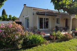 Maisons de vacances Air-Conditioned House with Private Garden in Le Thor pets are welcome : photos des chambres