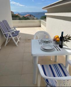Apartment Lana Maris studio 2 - 200m from beach, terrace with sea view, wi-fi and free parking