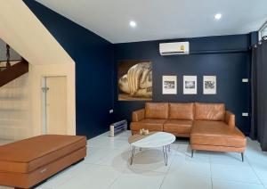 BTS Asoke 6bedroom townhouse