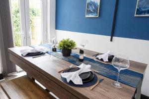 Four Bedroom House by Brookland Stays Serviced Accommodation Short Lets Manchester with Free WiFi