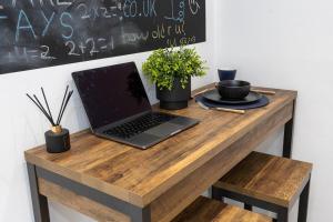 Four Bedroom House by Brookland Stays Serviced Accommodation Short Lets Manchester with Free WiFi