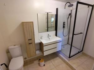 Maisons de vacances Maison en pierre avec piscine : photos des chambres