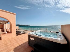 Villa pieds dans l eau la Nartelle