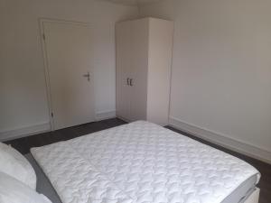 Budget Double Bedroom - Wohlen AG