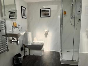 Pierview Pad Attic 10 Person Sunny Seaside Apartment - 2 Min Walk to Beach