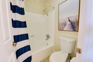 Sunny Condo with Panoramic Ocean Views