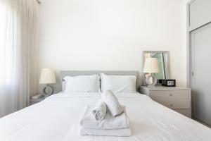 Modern 1BR with Balcony and Marina Views in Al Majara 2