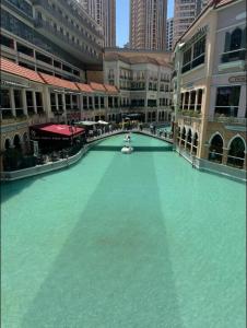Sunset View in Venice Grand Canal Mall Suite, Pet Friendly, Walking distance to Venice Mall, 5 mins away to BGC