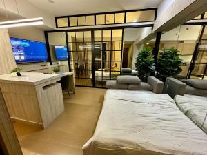 Awesome Sunset View in Venice Mall Suite with PS5 30th edition, Walk to Everything, 5 mins away to BGC, DisneyPlus, Prime Video, HBO Max