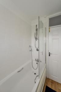 Stylish 2BR Flat with Shard Views by London Bridge