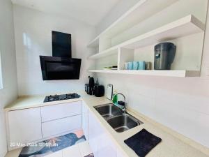 Cozy Villa - Private Pool, 5BR, KTV, BBQ, PS5 just 3 Mins to Batu Ferringhi Beach!