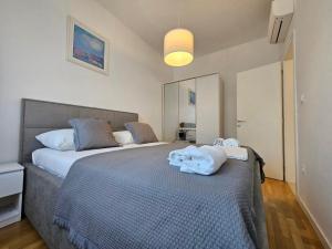 Luxury Poolside Oasis Split