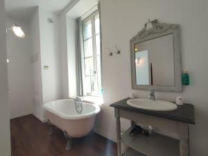 Suite de Rêve au Château avec Bain Caché - Accès Bassin de Nage - Clim