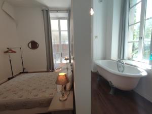 Suite de Rêve au Château avec Bain Caché - Accès Bassin de Nage - Clim