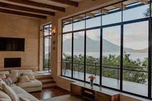 Luxury Lakefront Retreat at Casa Floresta