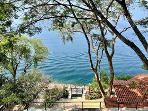 Luxury Lakefront Retreat at Casa Floresta