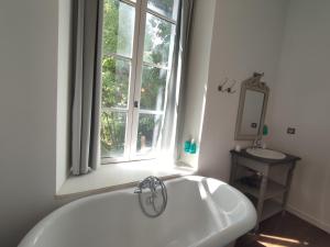 Suite de Rêve au Château avec Bain Caché - Accès Bassin de Nage - Clim