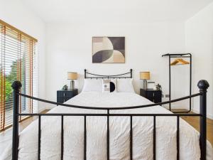 5-Bed Retreat with Hot Tub, Garden & Relaxing Views
