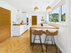 5-Bed Retreat with Hot Tub, Garden & Relaxing Views