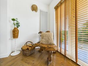 5-Bed Retreat with Hot Tub, Garden & Relaxing Views