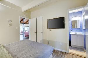 Weekend at Bernies! *Pet friendly!* **Hot tub**