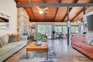 Weekend at Bernies! *Pet friendly!* **Hot tub**