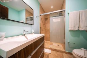 Condo Veronica - Comfortable 2 bedroom with rooftop gym and pool