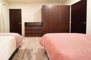 Condo Verde Oasis - Central 2 bedroom with pool, gym, private terrace - At Veranto Condos