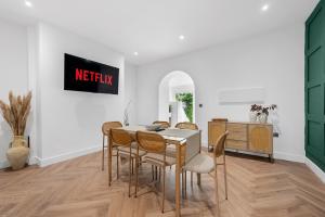 Whitefield 2BR Retreat, Free Parking & WiFi, Near Manchester